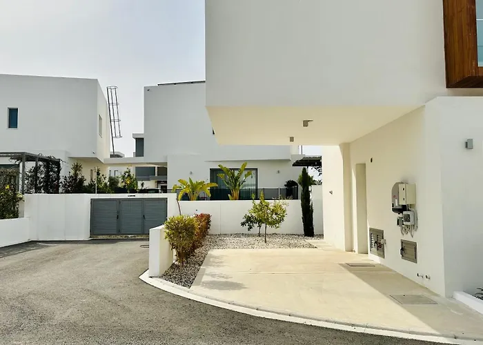 Luxury 4 Bdr Nerida Klorakas