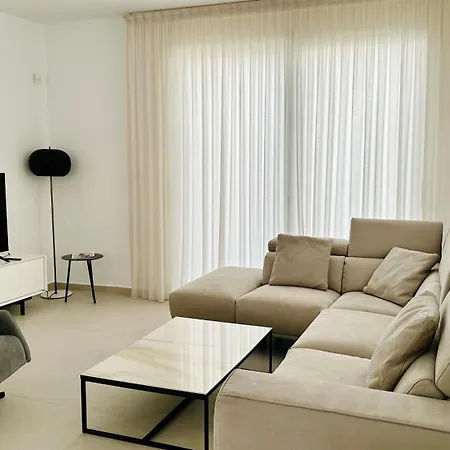 Luxury 4 Bdr Nerida Klorakas