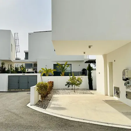 Luxury 4 Bdr Nerida Klorakas