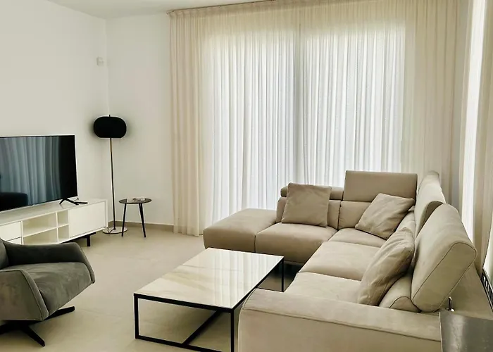 Luxury 4 Bdr Nerida Klorakas